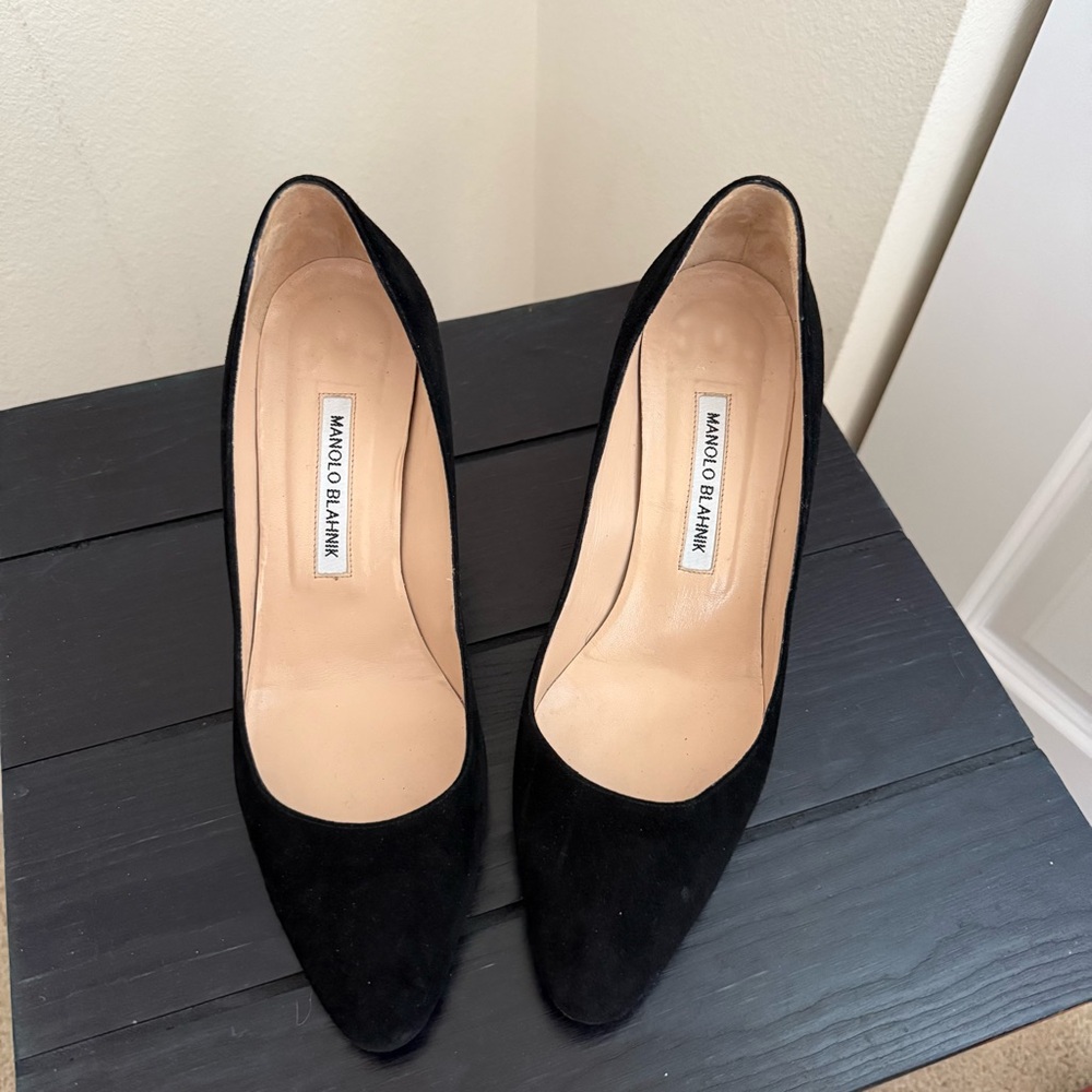 Manolo Blahnik Black Suede Heels with Pointed Toe Size 40